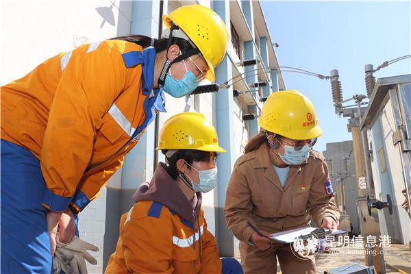 認(rèn)真監(jiān)測(cè)變電所運(yùn)行數(shù)據(jù)。供圖