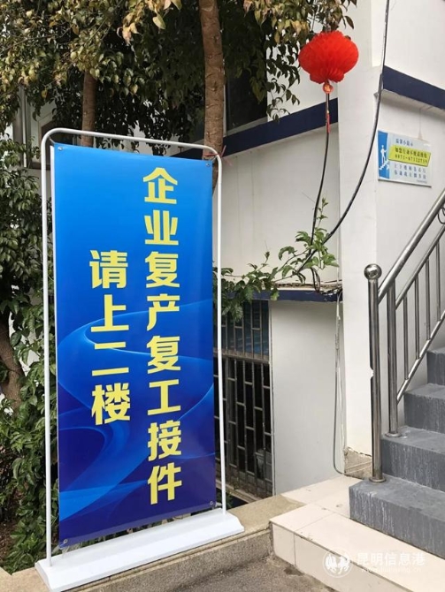 社區(qū)在明顯位置放置了接件點指示牌