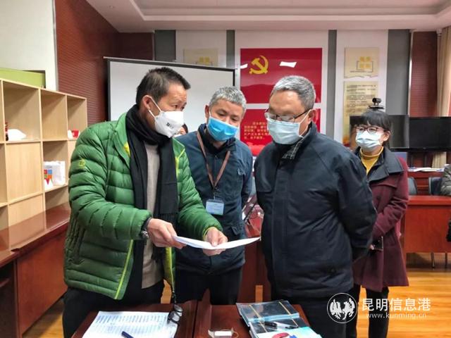 在昌宏社區(qū)查看企業(yè)復工接件情況