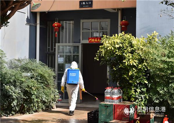 工作人員對1棟門前及樓道進行消毒。昆明日報 記者王俊星攝