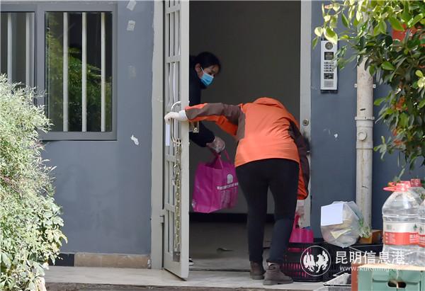 工作人員為居民運送生活物資。昆明日報 記者王俊星攝