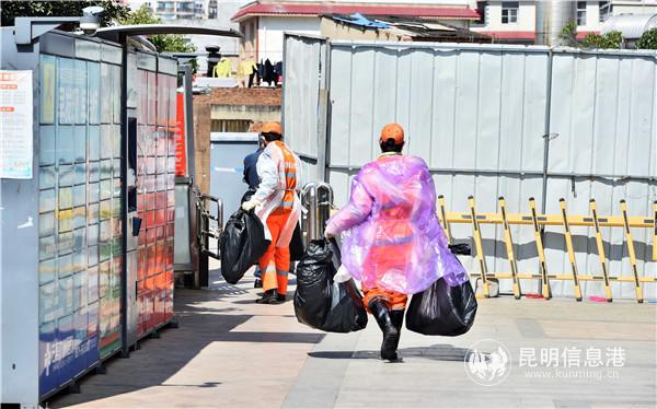 環(huán)衛(wèi)工人運送隔離區(qū)生活垃圾。昆明日報 記者王俊星攝