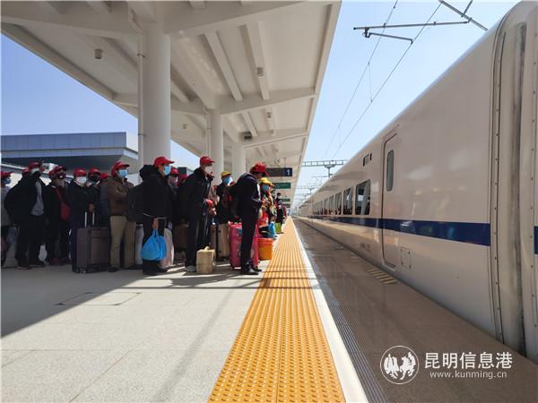 外出務(wù)工人員排好隊(duì)等待上車