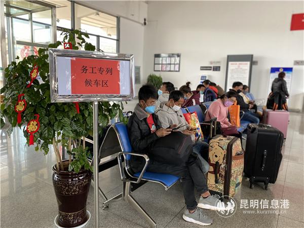 務(wù)工人員在候車專區(qū)等車