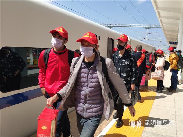 云南鐵路開(kāi)專列助少數(shù)民族群眾外出務(wù)工