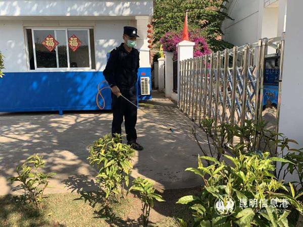 班相果民警帥星在駐老撾聯(lián)絡(luò)點營區(qū)噴灑消毒液，開展消毒防疫。