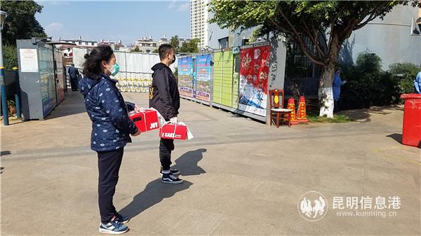 臨時黨支部為居民送蛋糕、過生日。