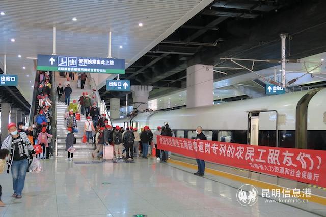 準(zhǔn)備登上專列的務(wù)工人員 供圖