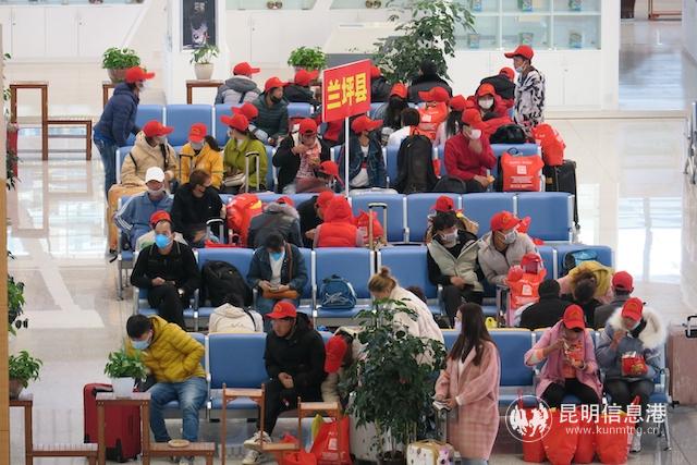 返崗務(wù)工者在昆明火車站等待專列