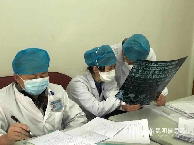 正在看片子的郝麗主任。供圖