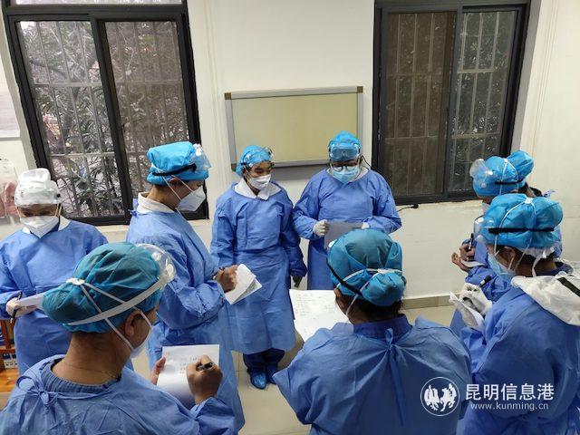 發(fā)熱醫(yī)學(xué)隔離病區(qū)護理組交班。供圖