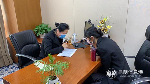 客戶經(jīng)理服務客戶。