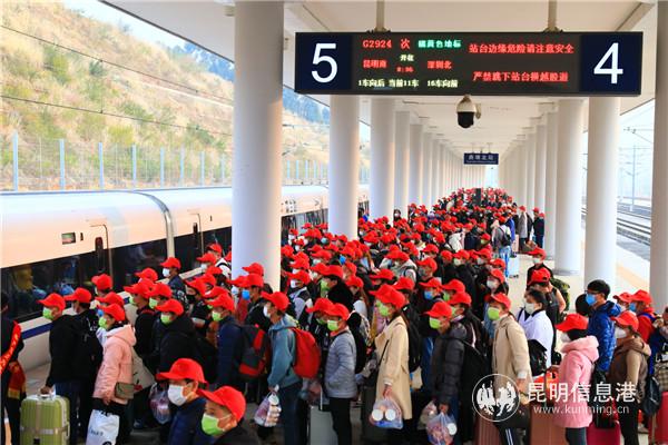 云南鐵路開專列送滇東地區(qū)務(wù)工人員返崗。通訊員 李鈺蓮 周濤 供圖4