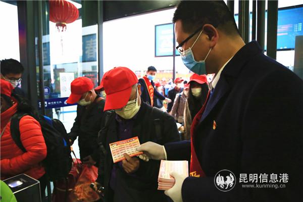 云南鐵路開專列送滇東地區(qū)務(wù)工人員返崗。通訊員 李鈺蓮 周濤 供圖7