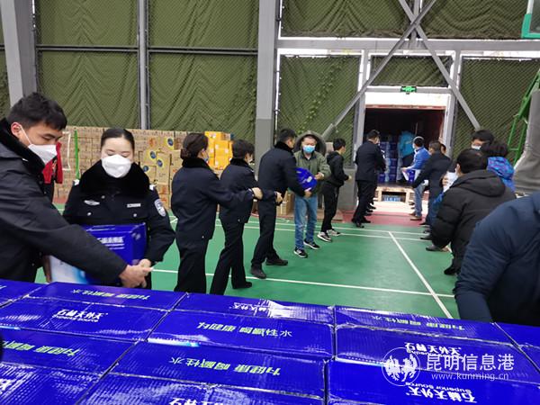 石林天外天向一線抗疫人員捐贈礦泉水 石林天外天向一線抗疫人員捐贈礦泉水