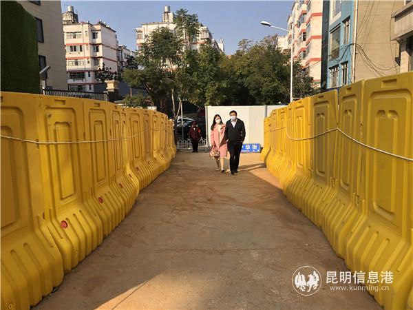 開(kāi)設(shè)臨時(shí)行人通道，方便群眾就醫(yī)