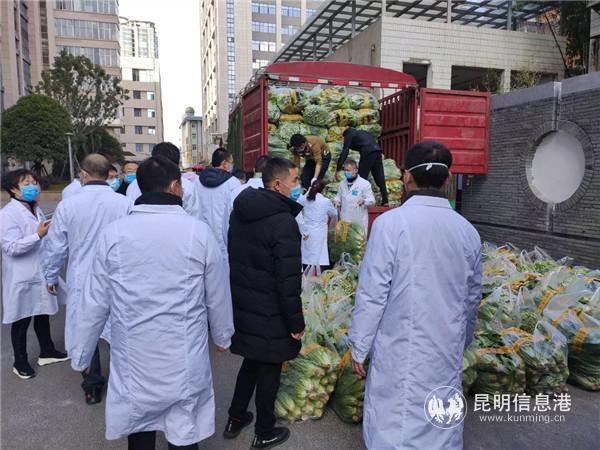 運(yùn)送捐贈(zèng)蔬菜到抗擊疫情一線