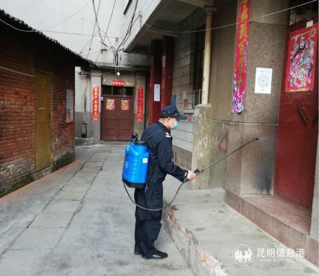 工作人員對村內(nèi)進(jìn)行消殺。