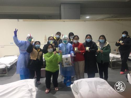 【共同戰(zhàn)疫】暖心！武漢國貿(mào)方艙醫(yī)院病患收到來自七彩云南的禮物1.jpg
