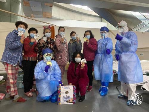 【共同戰(zhàn)疫】暖心！武漢國貿(mào)方艙醫(yī)院病患收到來自七彩云南的禮物2.jpg