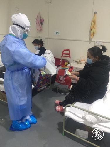 【共同戰(zhàn)疫】暖心！武漢國貿(mào)方艙醫(yī)院病患收到來自七彩云南的禮物4.jpg