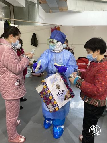 【共同戰(zhàn)疫】暖心！武漢國貿(mào)方艙醫(yī)院病患收到來自七彩云南的禮物5.jpg