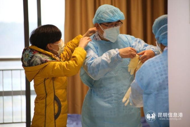 感控專家劉夢迪來指導上班人員防護，認真細致的檢查穿戴的每一個環(huán)節(jié)，力爭做到萬無一失