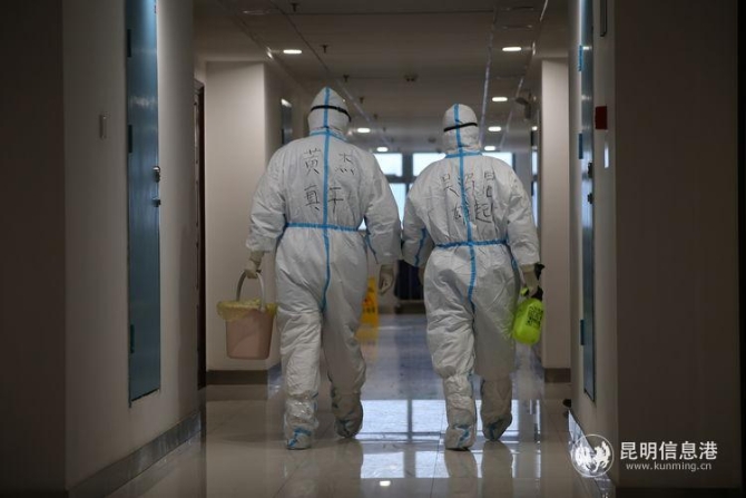 8時30分，接到要轉(zhuǎn)運的信息，“杰哥”、“雄起”帶著物品出發(fā)了