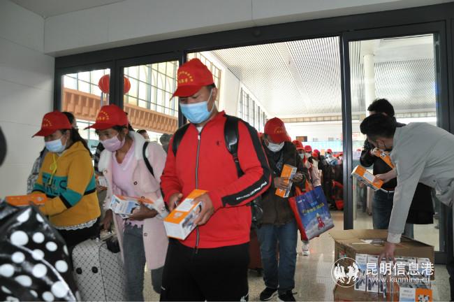 01務(wù)工人員順序進(jìn)入昆明南部火車站 供圖1