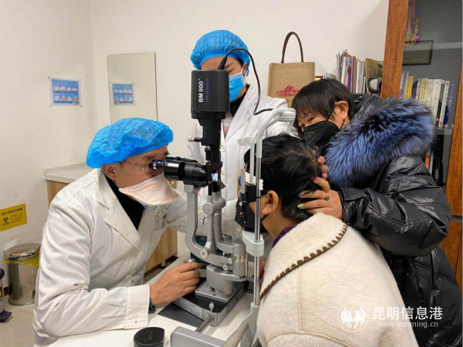 肖云皋院長為患者做檢查 肖云皋院長為患者做檢查