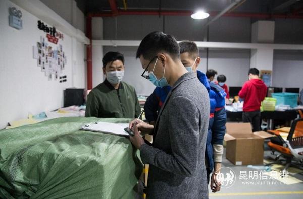 開箱核驗(yàn)、細(xì)致抽檢，保障口罩質(zhì)量。