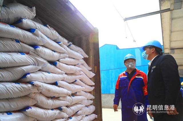 鐵路搶運2500噸化肥馳援湖北春耕。通訊員周濤 何思遠(yuǎn) 供圖1