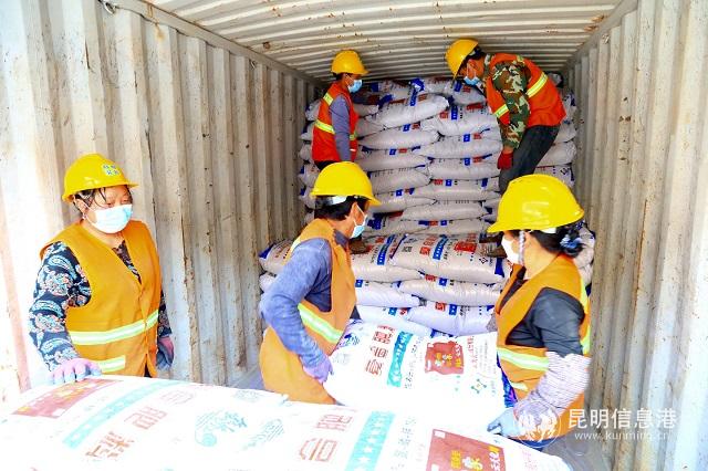 鐵路搶運2500噸化肥馳援湖北春耕。通訊員周濤 何思遠(yuǎn) 供圖2