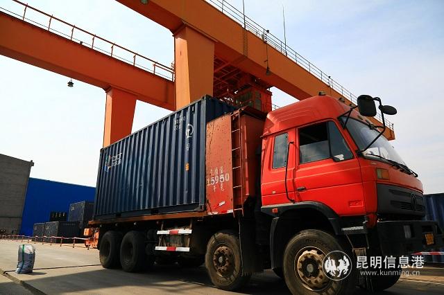 鐵路搶運2500噸化肥馳援湖北春耕。通訊員周濤 何思遠(yuǎn) 供圖3