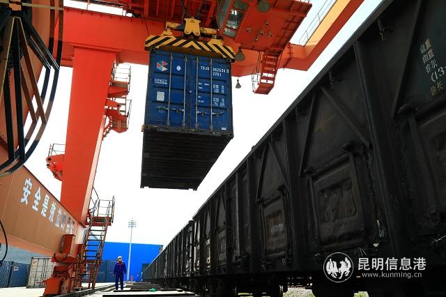 鐵路搶運2500噸化肥馳援湖北春耕。通訊員周濤 何思遠(yuǎn) 供圖4