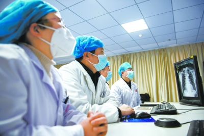  2月10日，湖北秭歸縣人民醫(yī)院新冠肺炎醫(yī)療救治專家通過遠(yuǎn)程連線，對該縣屈原鎮(zhèn)衛(wèi)生院的一個(gè)疑似新冠肺炎發(fā)熱病例進(jìn)行會(huì)診指導(dǎo)。新華社發(fā)