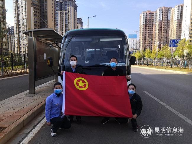 青年文明號突擊隊把團(tuán)旗插在線路上 青年文明號突擊隊把團(tuán)旗插在線路上