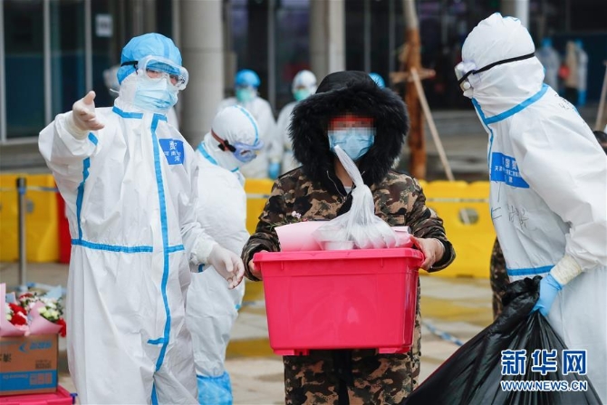 (聚焦疫情防控)(5)武漢首個(gè)中醫(yī)方艙醫(yī)院首批治愈患者出院