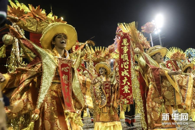 (國(guó)際·圖文互動(dòng))(3)特寫:圣保羅狂歡節(jié)上的中國(guó)主題桑巴巡游
