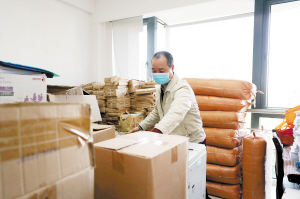 李華忠在整理物資。 記者李海曦攝