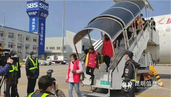 2月19日，瑞麗航空滿載著101名返崗務工人員，從德宏芒市機場起飛前往福建泉州。