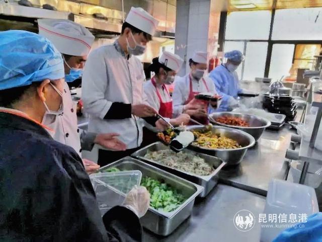 酒店工作人員為旅客準(zhǔn)備餐食。