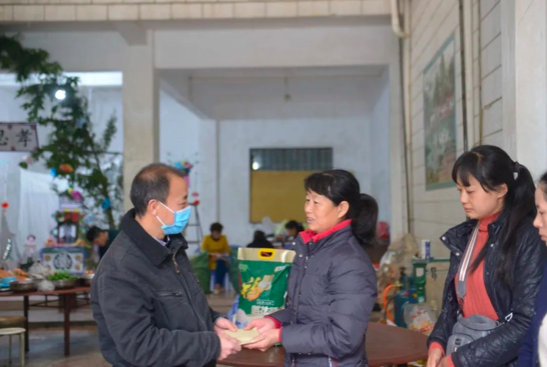 李俊濤(左一)率慰問組到何美嬌家中進行走訪慰問 李俊濤(左一)率慰問組到何美嬌家中進行走訪慰問