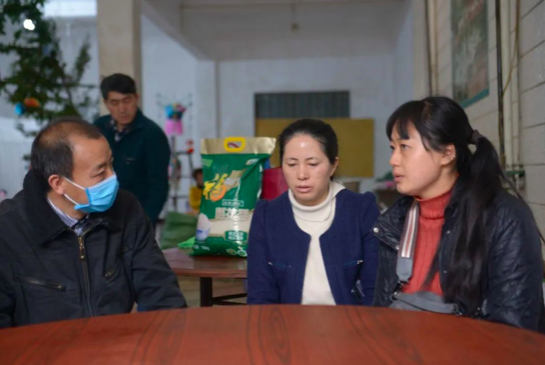 李俊濤(左一)率慰問組到何美嬌家中進行走訪慰問1 李俊濤(左一)率慰問組到何美嬌家中進行走訪慰問1