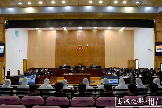 吳新明等32名被告人涉黑案件昨天開(kāi)庭