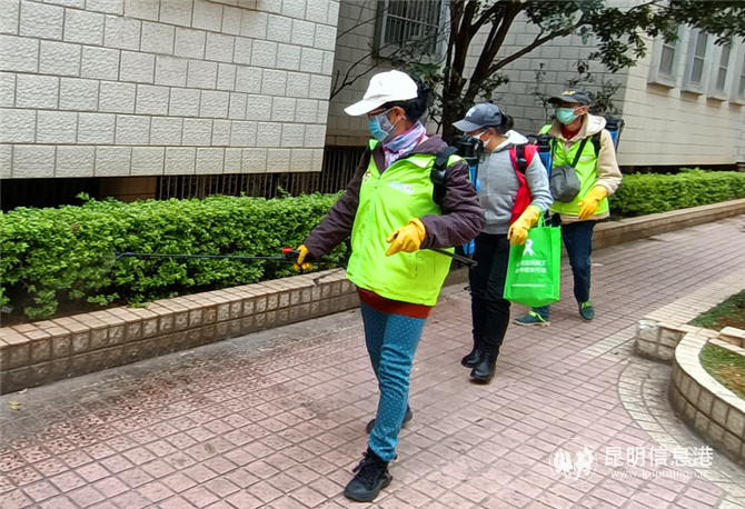 志愿者在小區(qū)開展消殺工作。