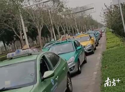 3月3日，廣州白云機(jī)場(chǎng)外出租車排長(zhǎng)隊(duì)等待調(diào)度