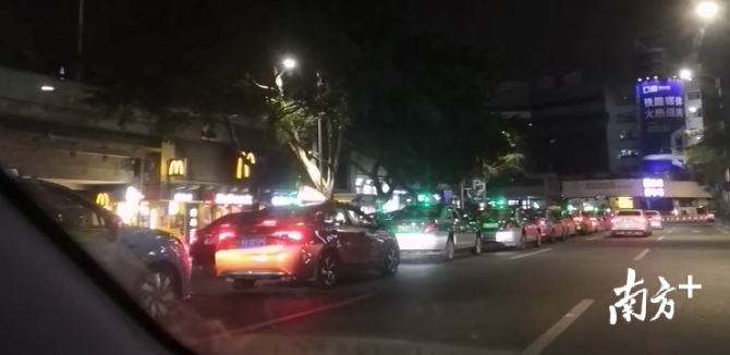3月2日晚，廣州東站外出租車排長(zhǎng)隊(duì)候車