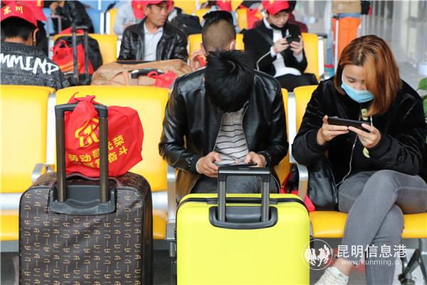 01 在務(wù)工人員候車專區(qū)等待專列的外出務(wù)工人員。記者 劉璐璐 攝