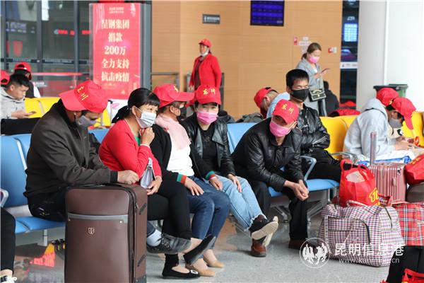 02與同行老鄉(xiāng)正在聊天的赴粵外出務(wù)工人員。記者 劉璐璐 攝